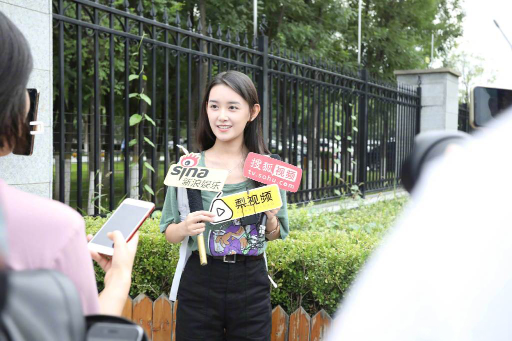 蒋依依仙气白裙清纯高清桌面壁纸图片