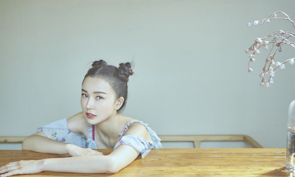 高清黑龙江省哈尔滨女星姚星彤红色系冷艳迷人写真高清图片图片