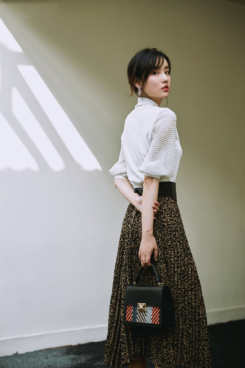高清中国大陆重庆市渝中女演员吕一清新雅致秋日写真图片图片