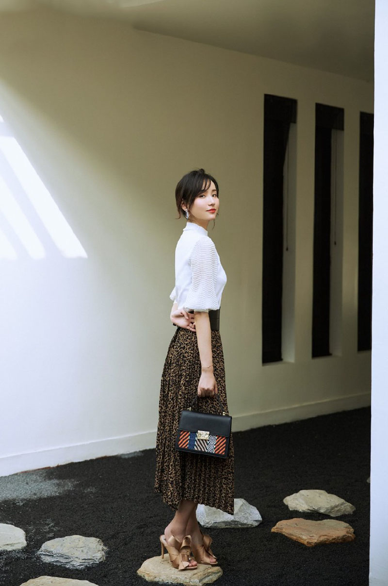 高清中国大陆重庆市渝中女演员吕一清新雅致秋日写真图片图片