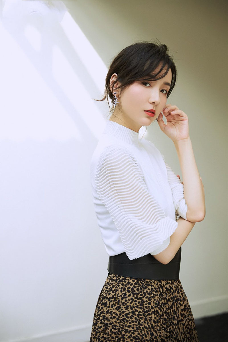 高清中国大陆重庆市渝中女演员吕一清新雅致秋日写真图片图片