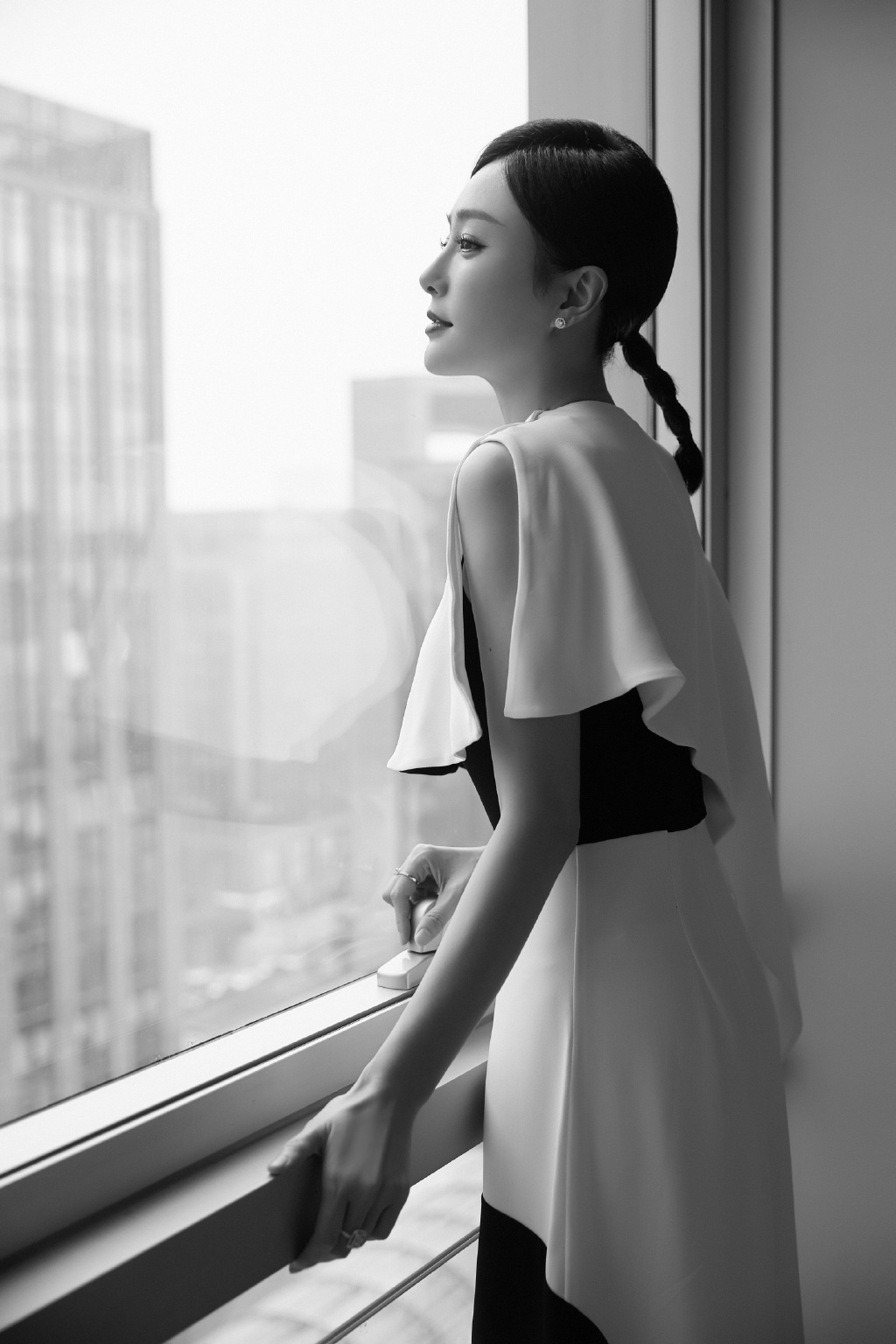 高清中国内地辽宁省沈阳女演员秦岚优雅自信性感写真图片