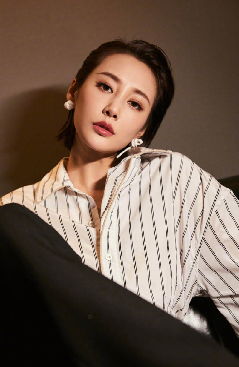 高清中国内地安徽芜湖女演员李纯条纹衬衫时尚写真图片图片