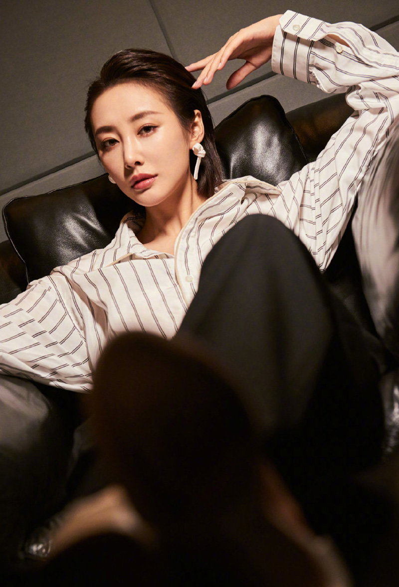 高清中国内地安徽芜湖女演员李纯条纹衬衫时尚写真图片图片