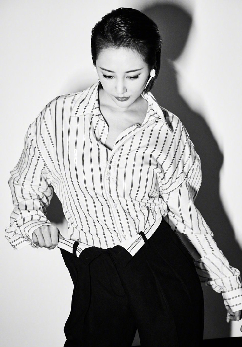 高清中国内地安徽芜湖女演员李纯条纹衬衫时尚写真图片图片