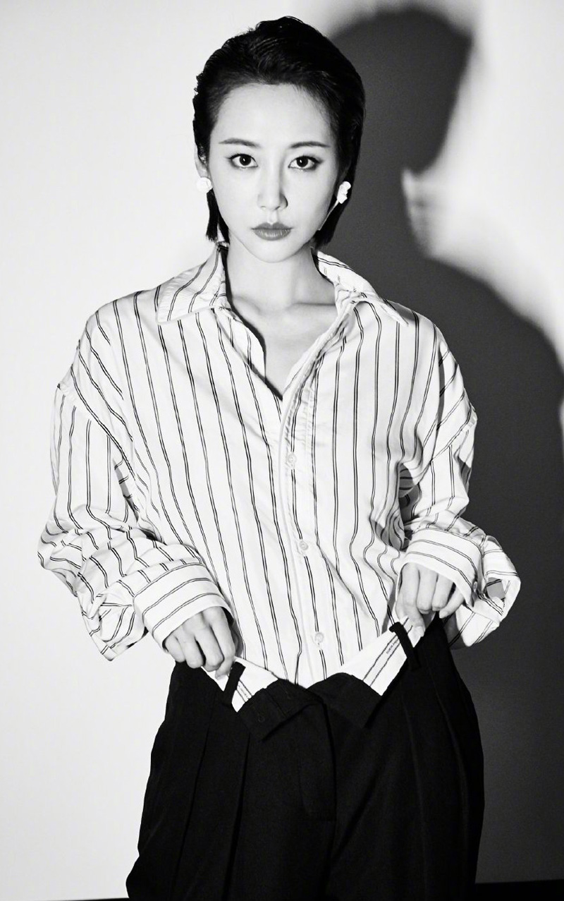 高清中国内地安徽芜湖女演员李纯条纹衬衫时尚写真图片图片