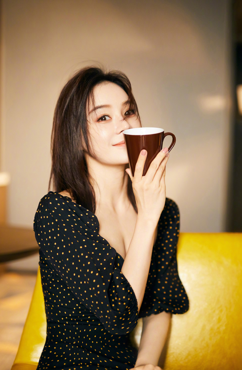 高清中国内地影视湖北省襄阳女演员袁姗姗羽毛裙唯美写真桌面壁纸图片