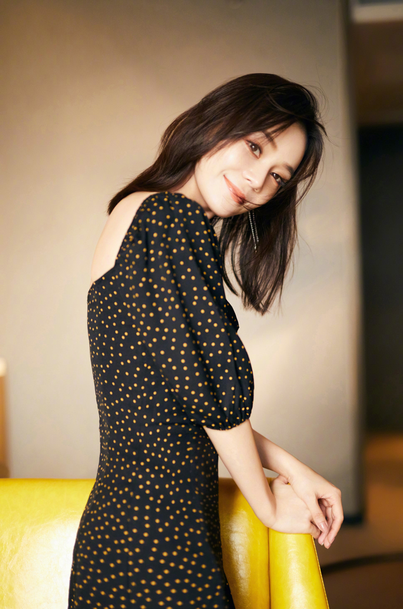 高清中国内地影视湖北省襄阳女演员袁姗姗羽毛裙唯美写真桌面壁纸图片 高清中国内地影视湖北省襄阳女演员袁姗姗羽毛裙唯美写真桌面壁纸图片
