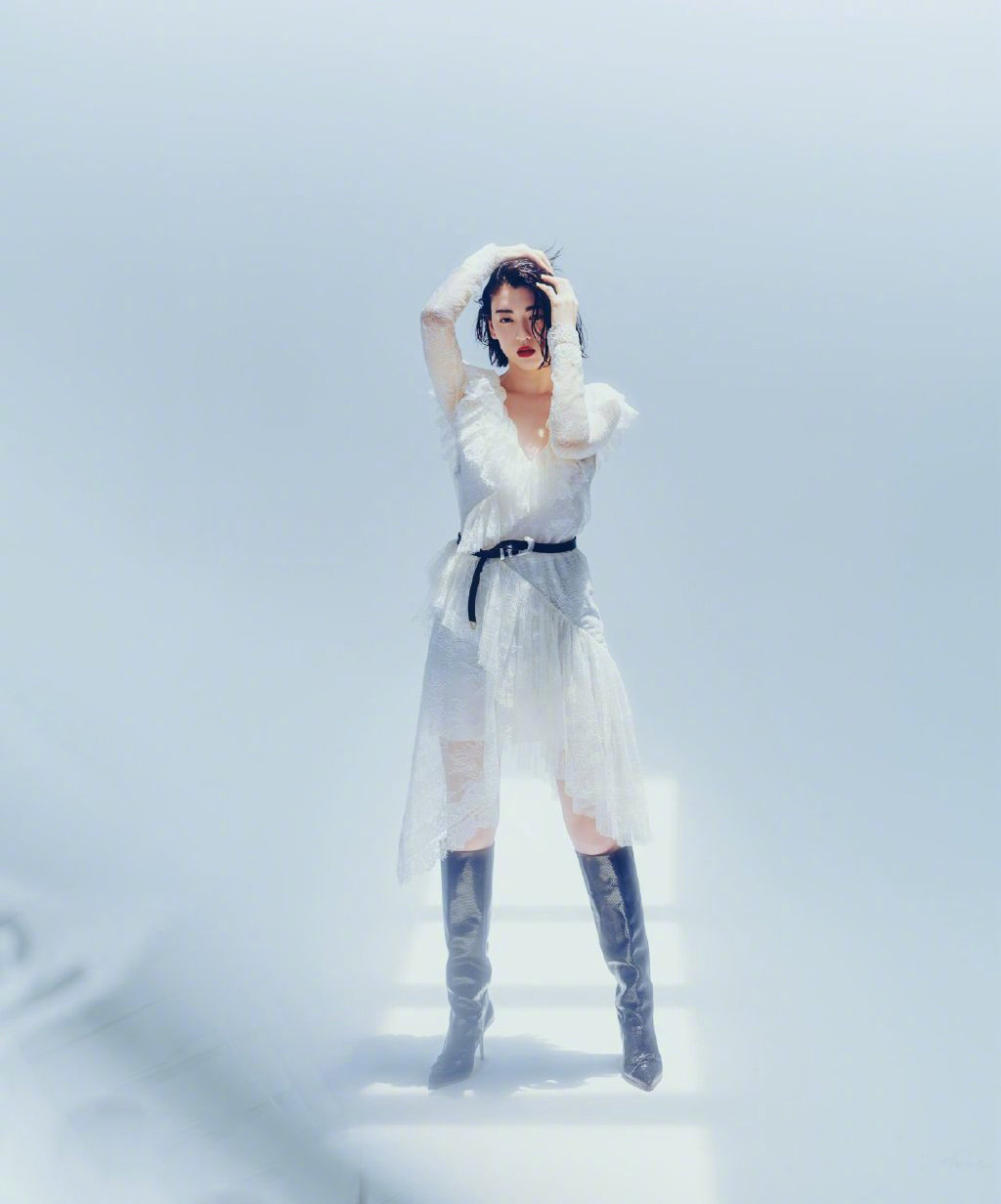 三吉彩花图片