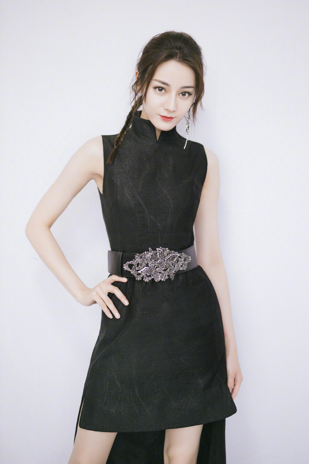 新疆乌鲁木齐美女演员迪丽热巴最新杂志写真图片图片