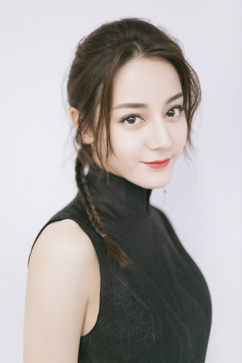 新疆乌鲁木齐美女演员迪丽热巴性感迷人写真桌面壁纸图片