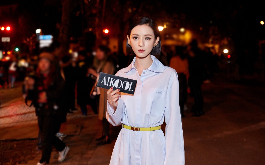 中国内地新晋女演员模特张予曦妩媚浴袍微博美照图片图片