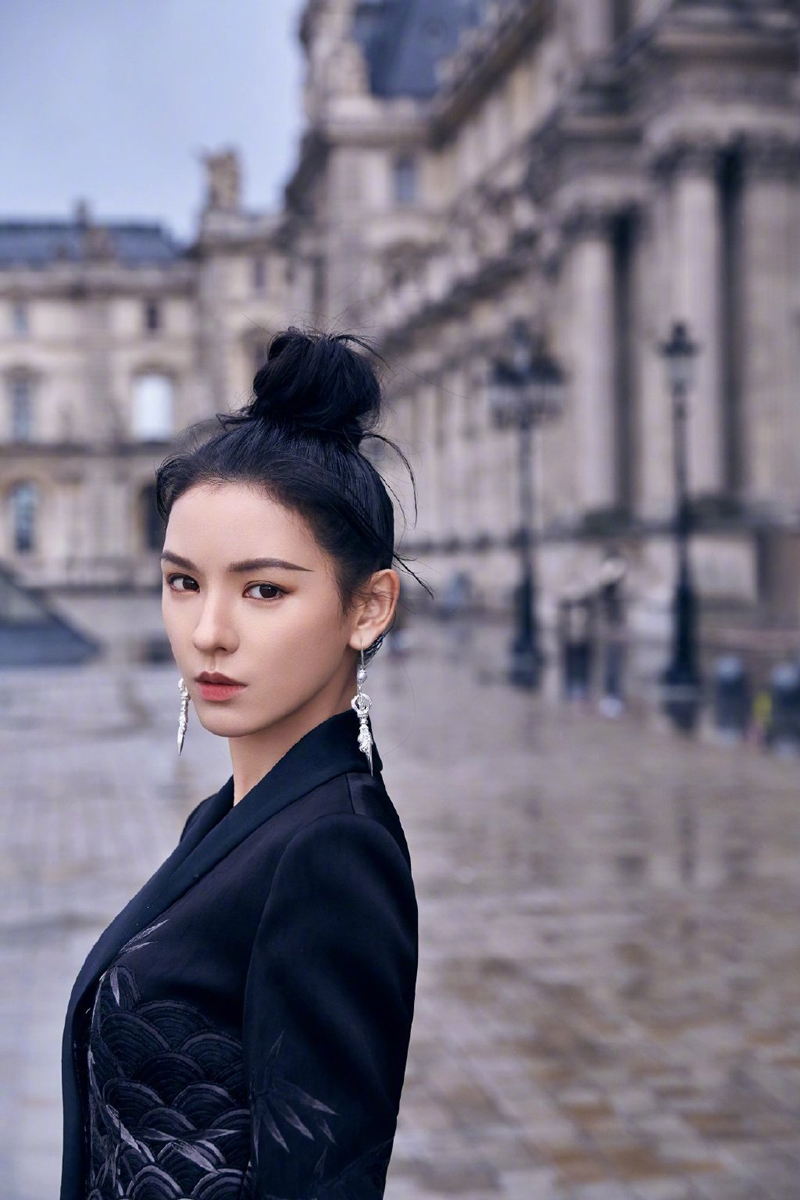 中国内地新晋女演员模特张予曦妩媚浴袍微博美照图片图片
