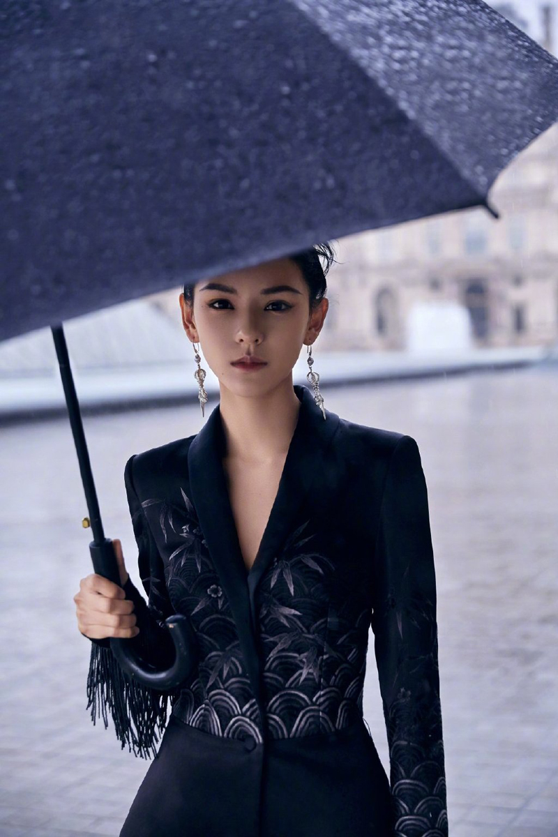 中国内地新晋女演员模特张予曦妩媚浴袍微博美照图片图片