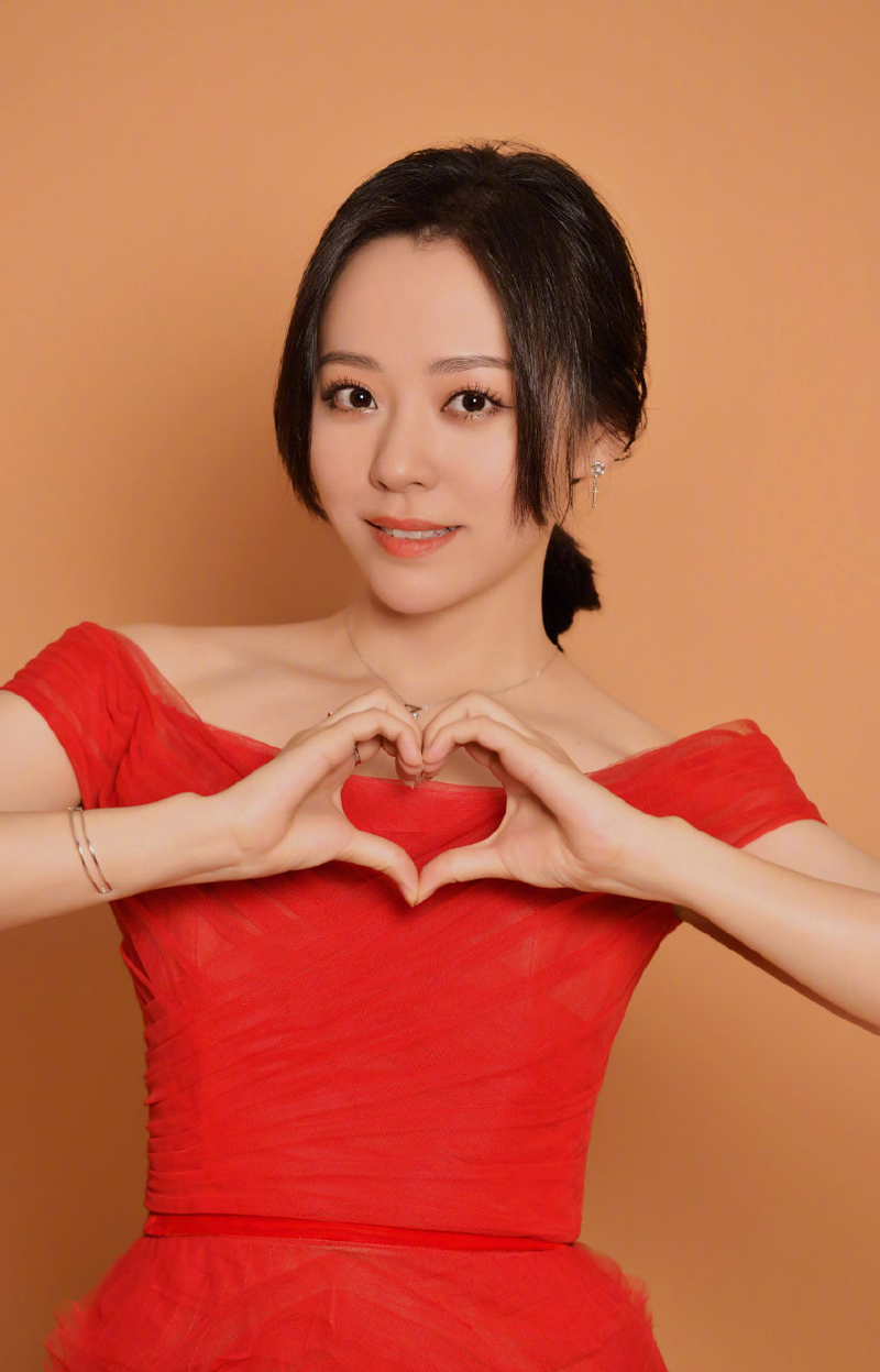 高清黑龙江省伊春美女张靓颖红色长裙优雅图片图片