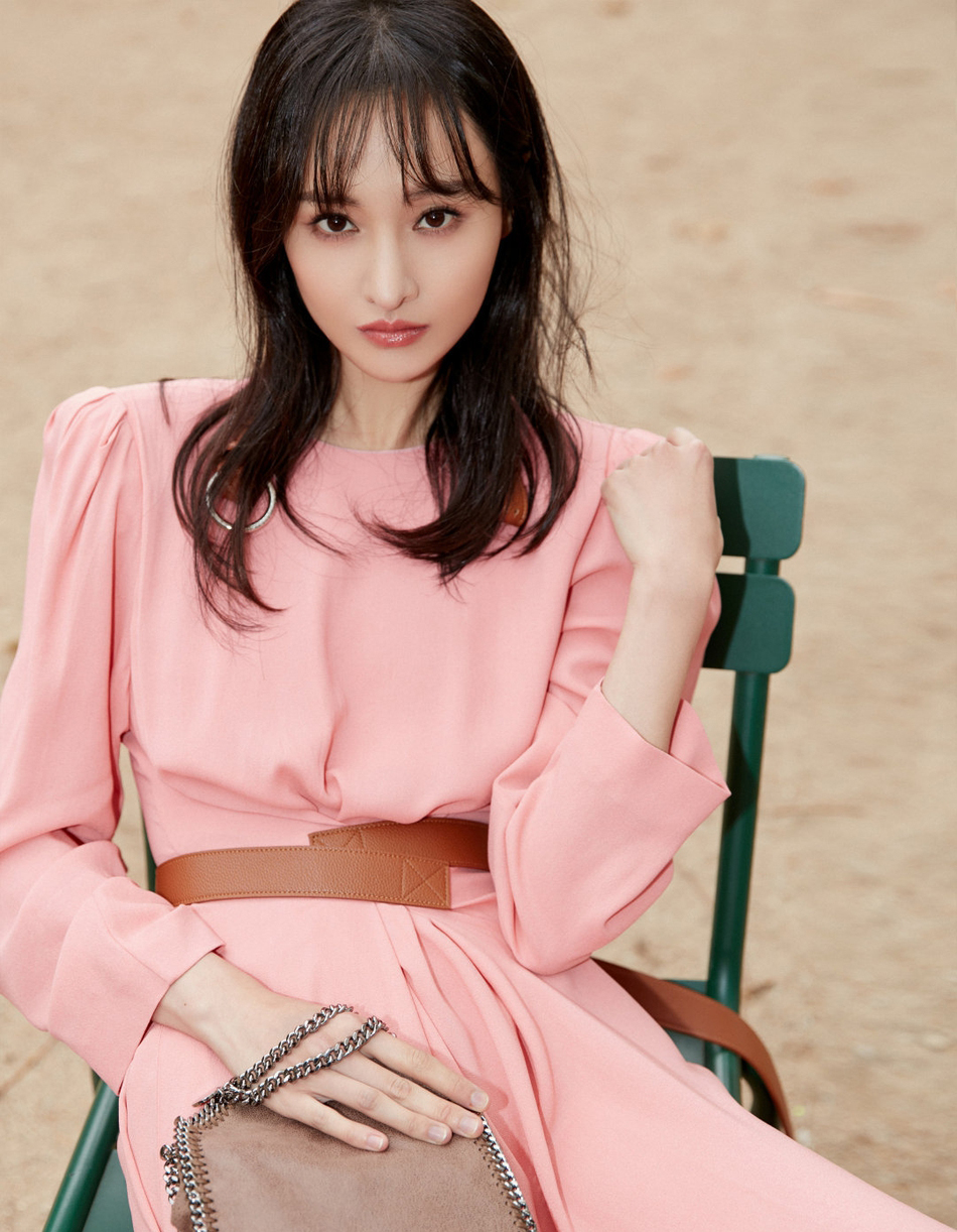 高清中国内地女演员郑爽泡面刘海清爽元气写真图片图片
