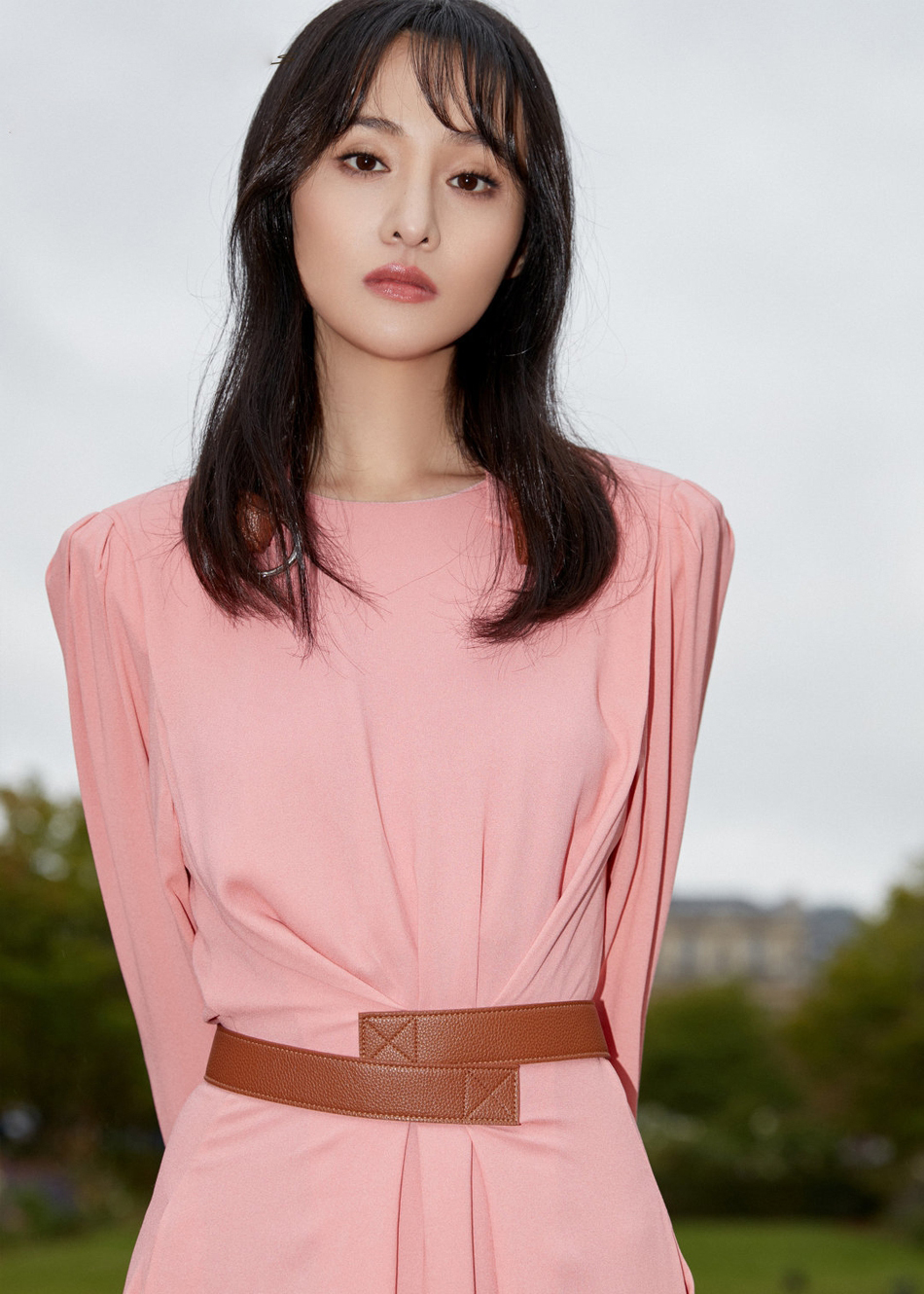 高清中国内地女演员郑爽泡面刘海清爽元气写真图片图片