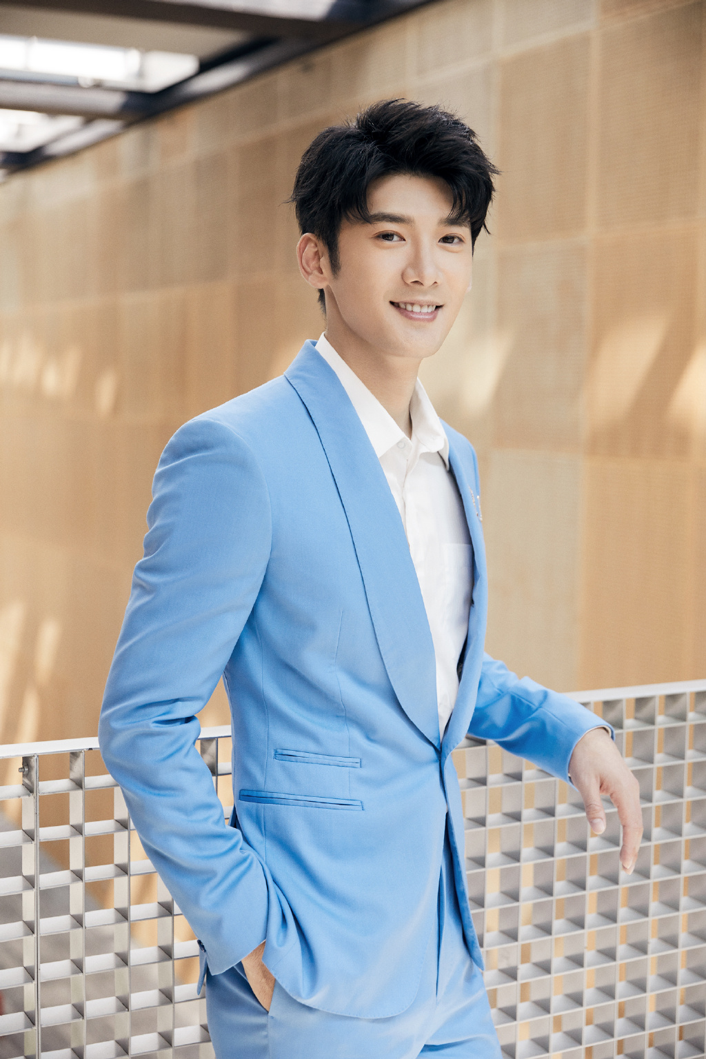 中国内地影视男演员刘芮麟蓝色西装清爽帅气图片图片