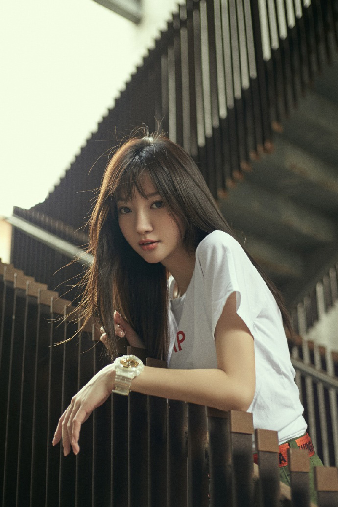 中国内地湖南广水女演员郑雅文红裙性感写真图片图片 中国内地湖南广水女演员郑雅文红裙性感写真图片图片