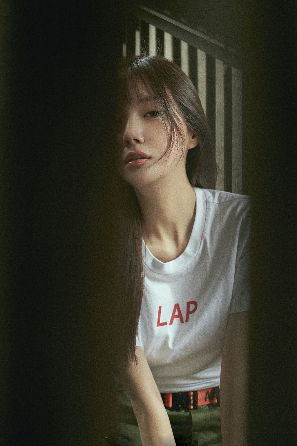 中国内地湖南广水女演员郑雅文红裙性感写真图片图片