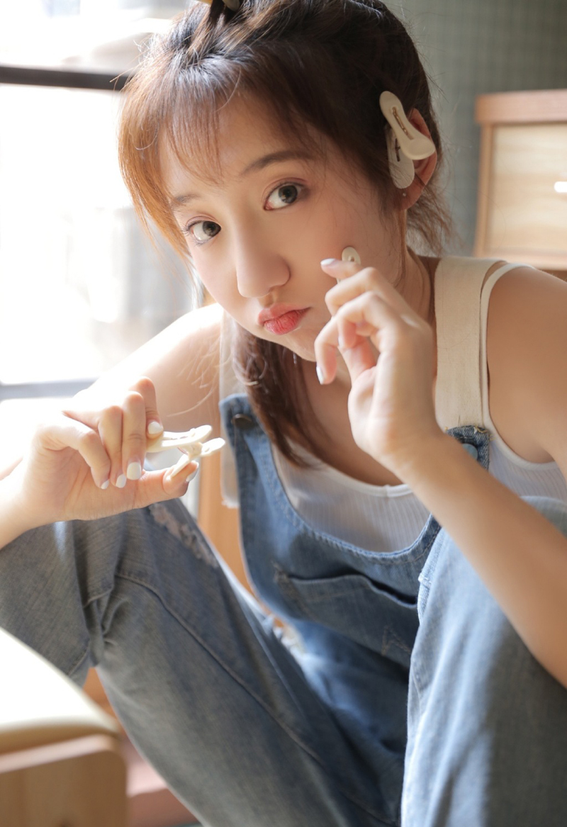 高清中国南京女演员海清蓝色衬衣清爽性感图片写真图片