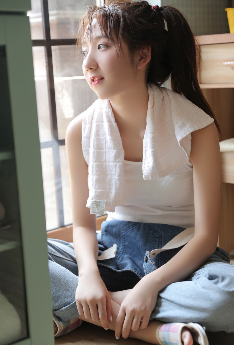 高清中国南京女演员海清蓝色衬衣清爽性感图片写真图片