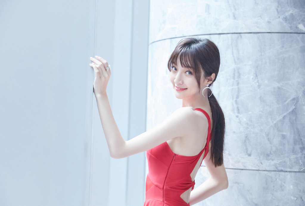 中国内地湖南广水女演员郑雅文红裙性感写真图片图片 中国内地湖南广水女演员郑雅文红裙性感写真图片图片
