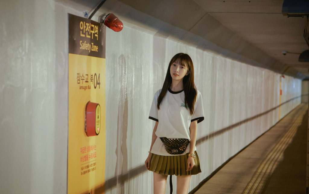 中国内地湖南广水女演员郑雅文红发甜美性感写真图片图片 中国内地湖南广水女演员郑雅文红发甜美性感写真图片图片
