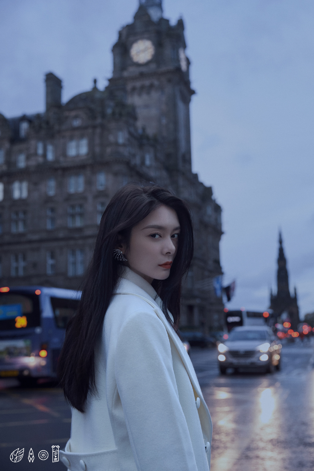 中国内地湖南广水女演员郑雅文红裙性感写真图片图片