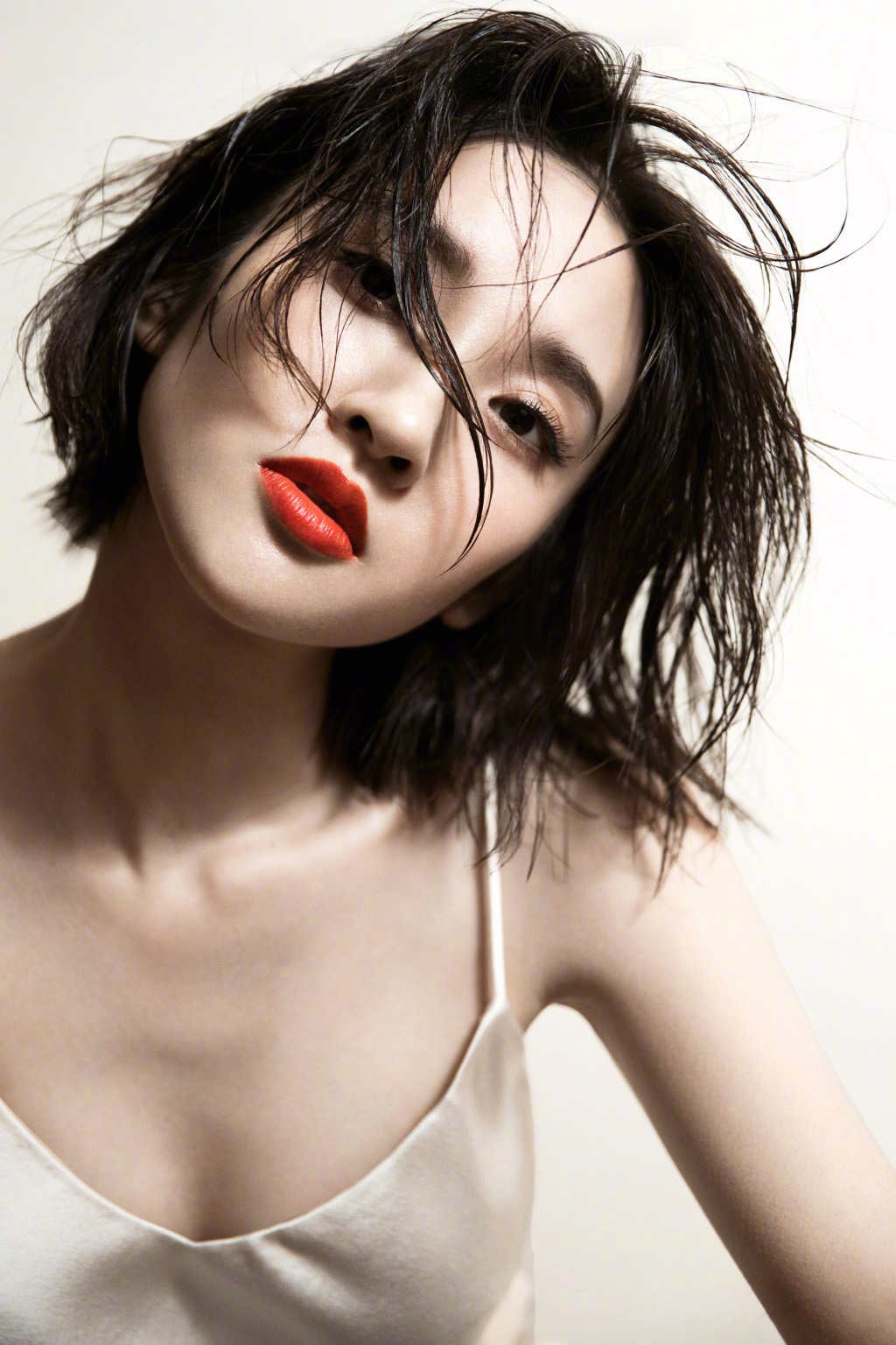 高清中国内地四川女演员唐艺昕湿发吊带裙性感写真图片图片
