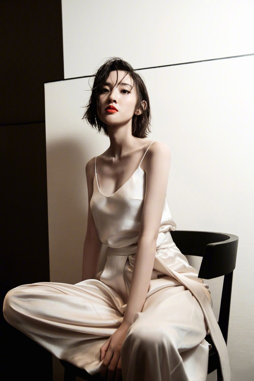 高清中国内地四川女演员唐艺昕湿发吊带裙性感写真图片图片 高清中国内地四川女演员唐艺昕湿发吊带裙性感写真图片图片