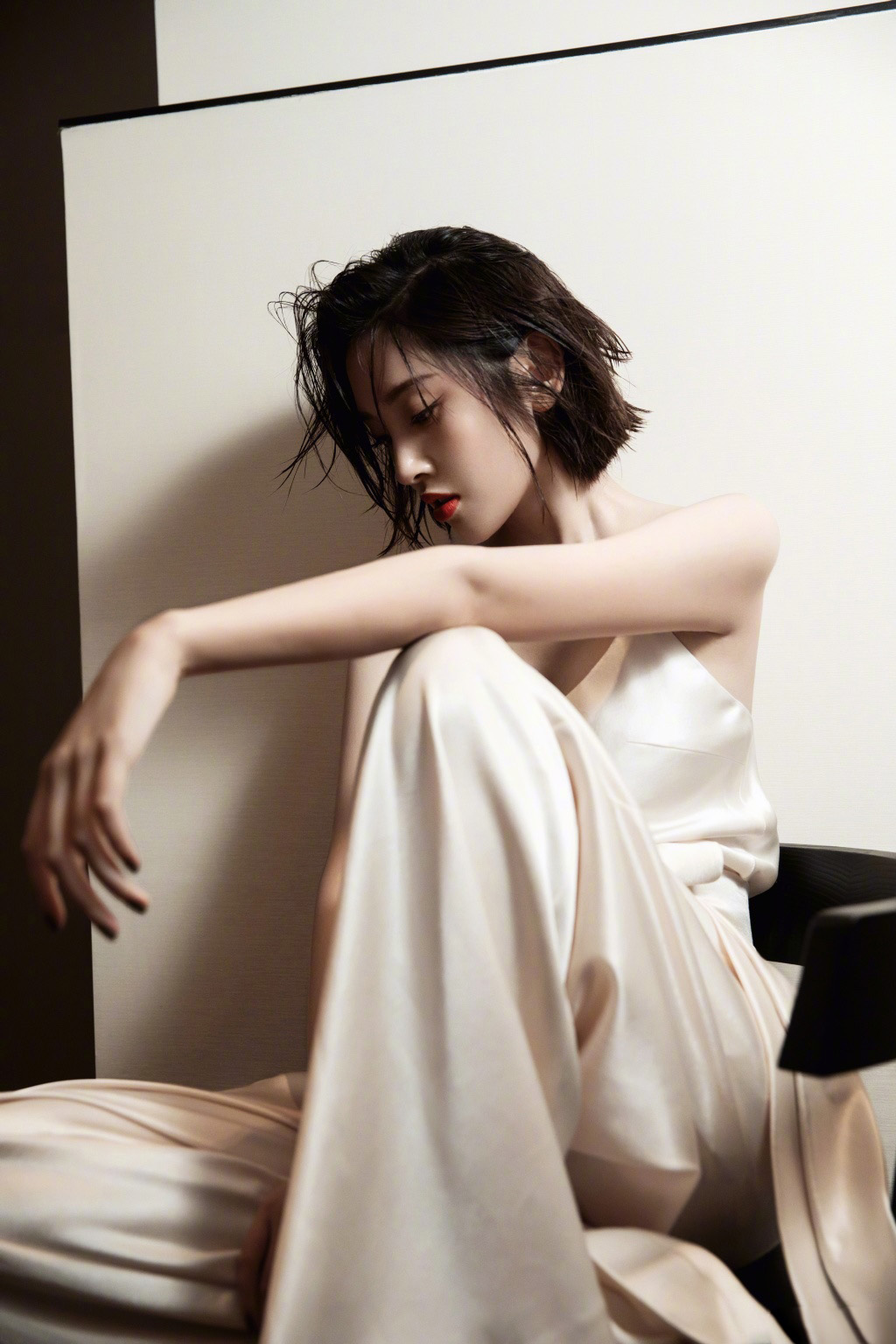 高清中国内地四川女演员唐艺昕湿发吊带裙性感写真图片图片