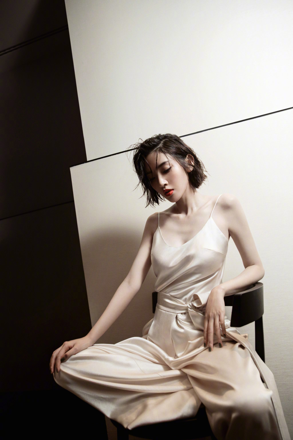 高清中国内地四川女演员唐艺昕湿发吊带裙性感写真图片图片