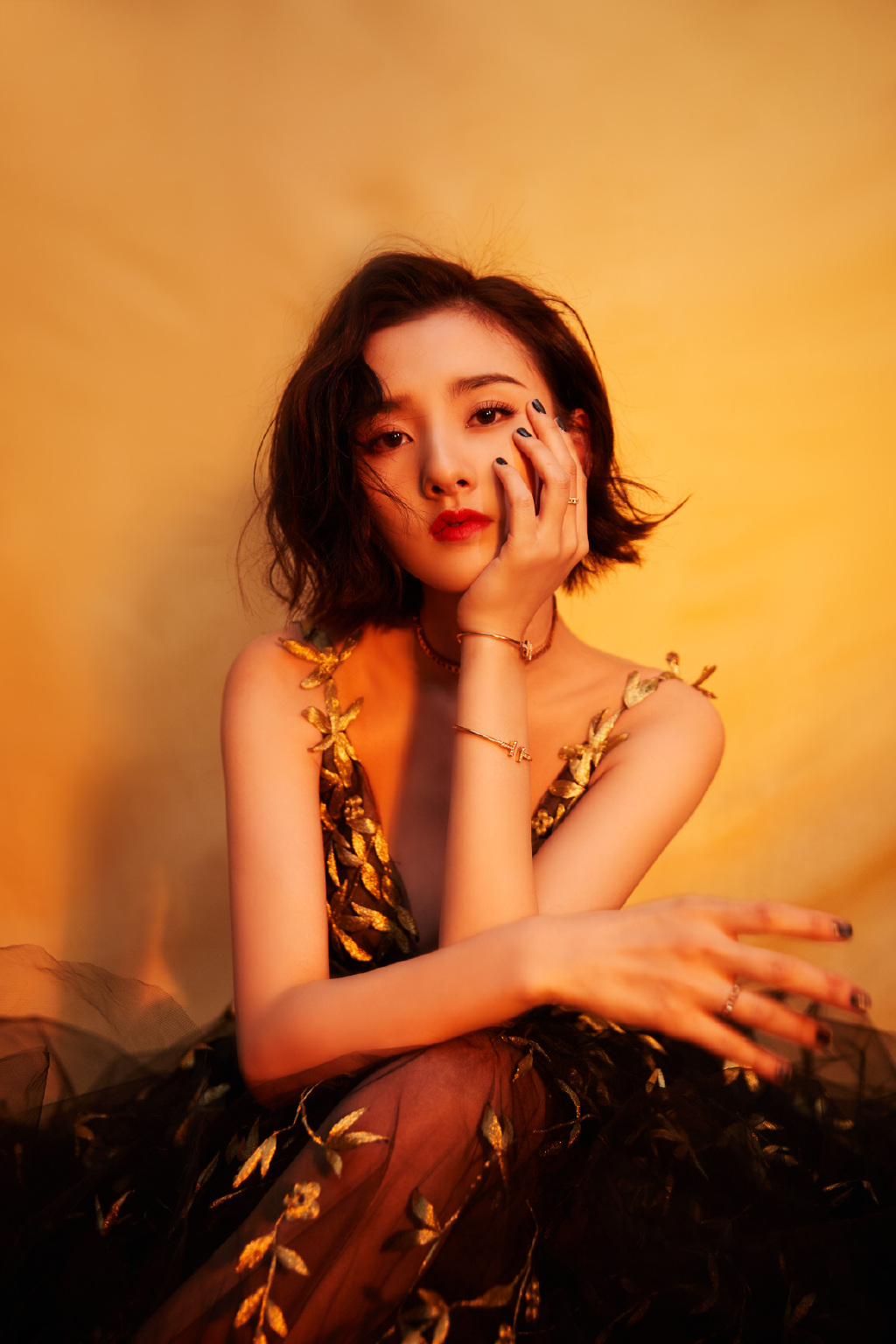 中国北京当代95后女演员小哪吒宋祖儿时尚清新写真桌面壁纸图片