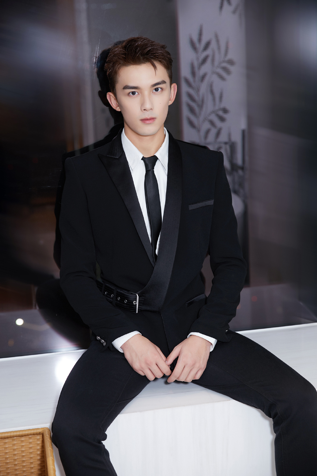 中国内地男演员吴磊黑色西装超帅写真图片图片