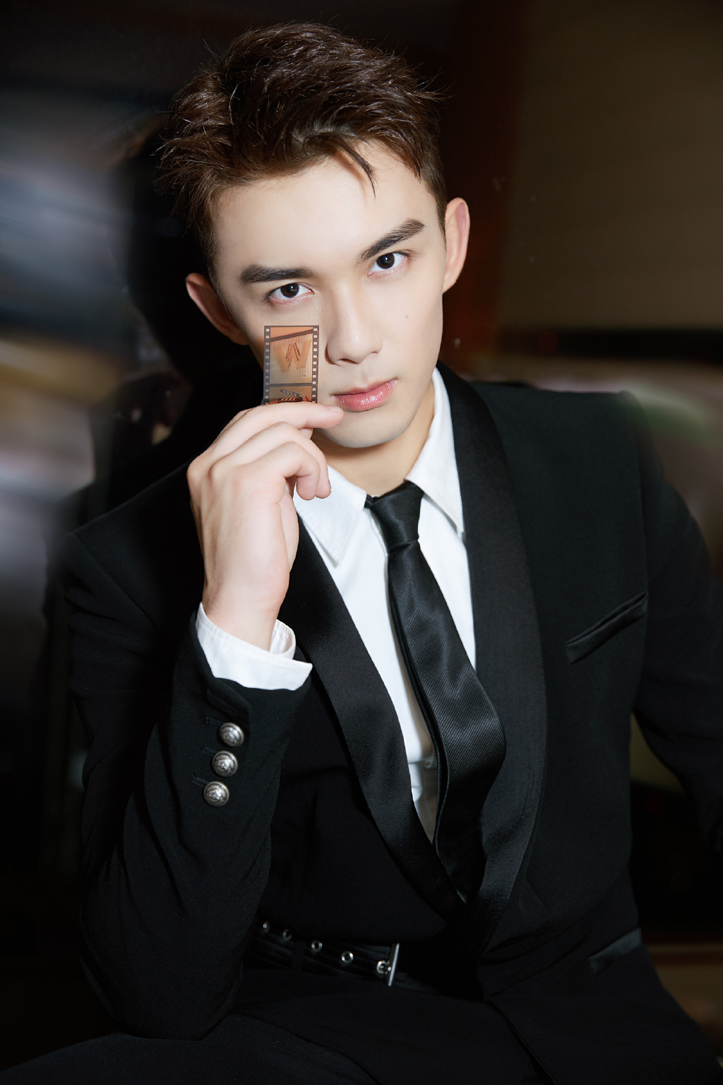 中国内地男演员吴磊黑色西装超帅写真图片图片