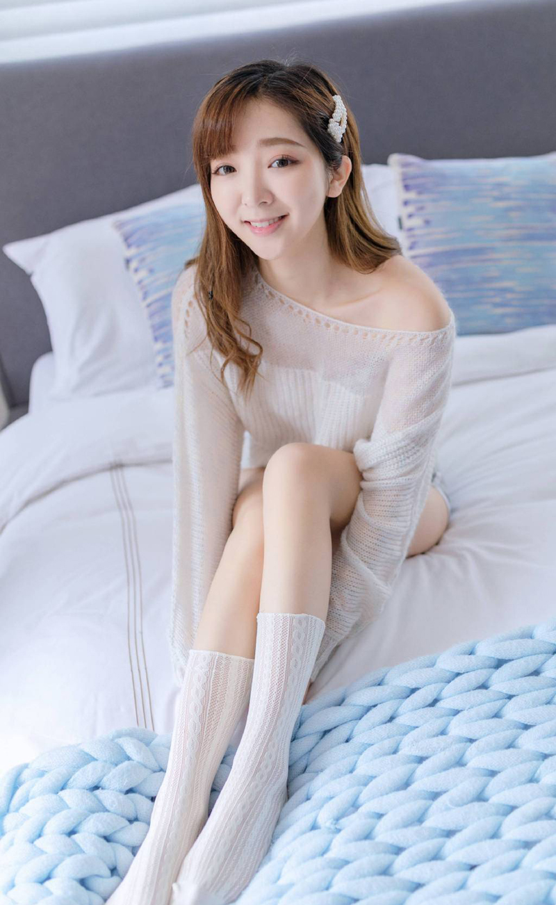 高清中国内地安徽芜湖女演员李纯条纹衬衫时尚写真图片图片