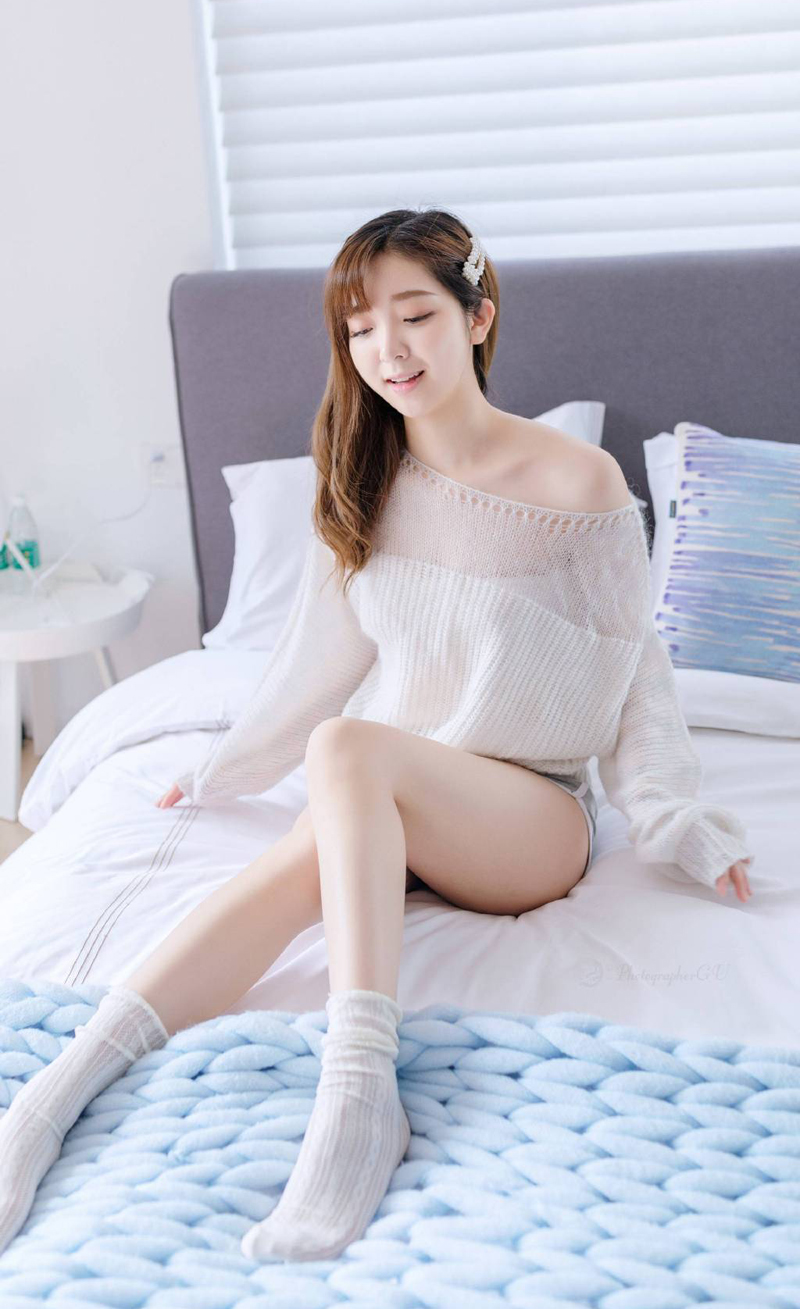 高清中国内地安徽芜湖女演员李纯条纹衬衫时尚写真图片图片