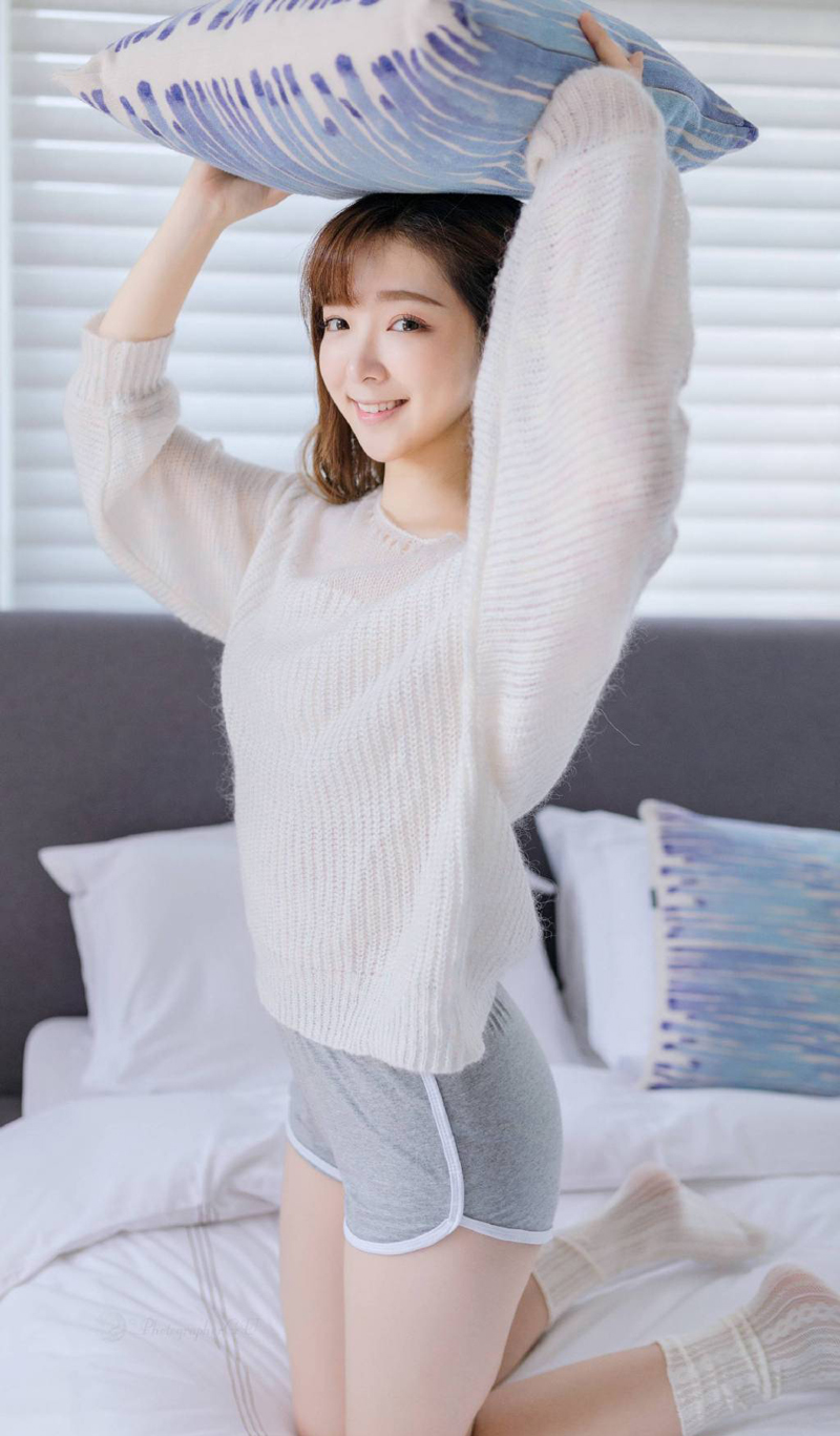 高清中国内地安徽芜湖女演员李纯条纹衬衫时尚写真图片图片