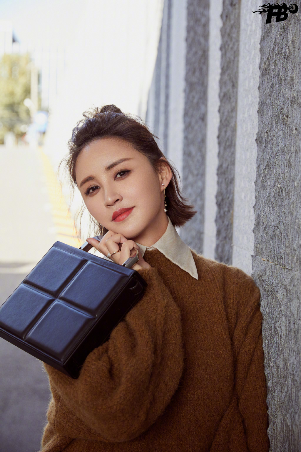 高清中国内地四川女演员二姐张歆艺性感诱惑泳池上演湿身大片图片