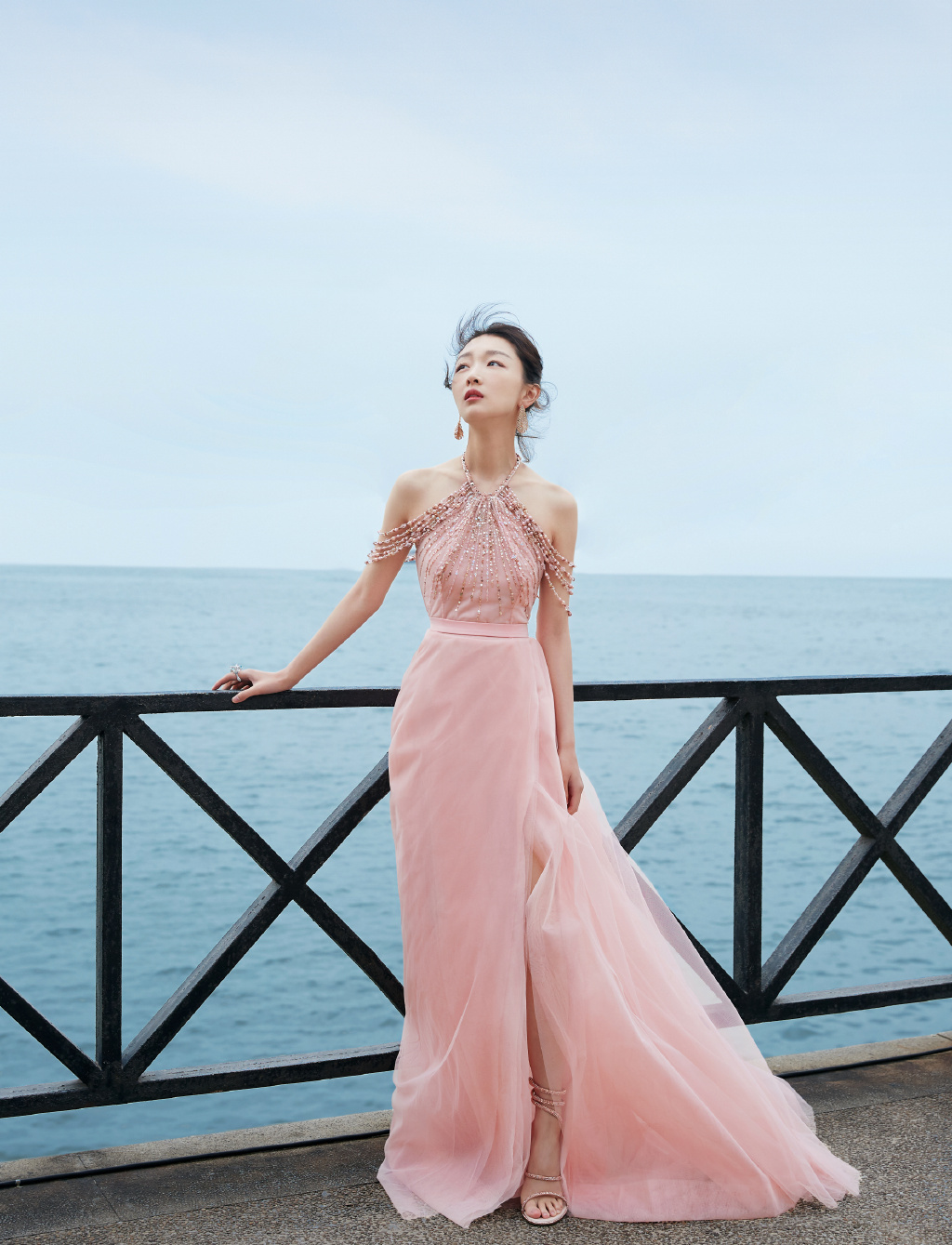 中国内地影视河北省石家庄女演员周冬雨粉裙甜美高清桌面壁纸图片