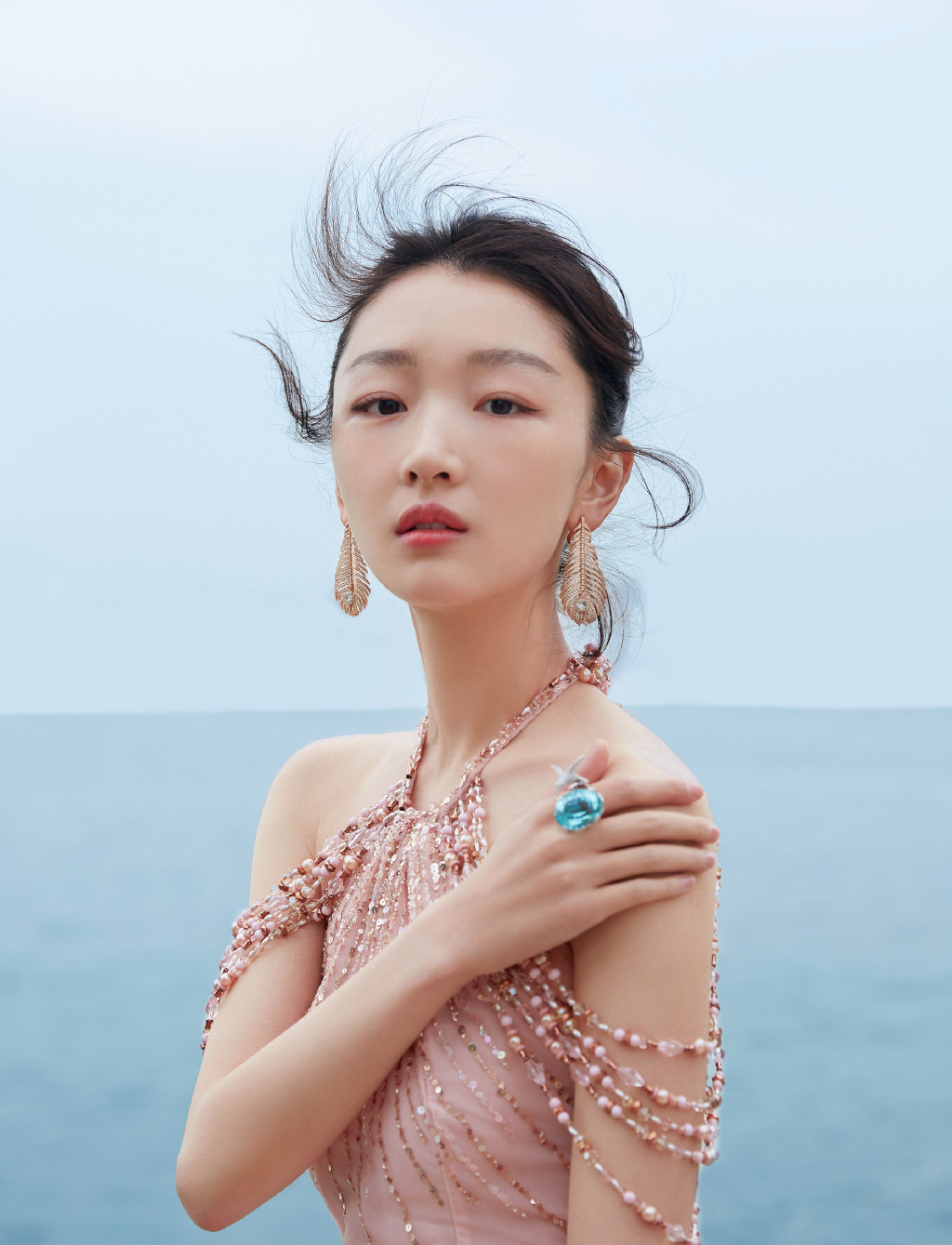 中国内地影视河北省石家庄女演员周冬雨粉裙甜美高清桌面壁纸图片