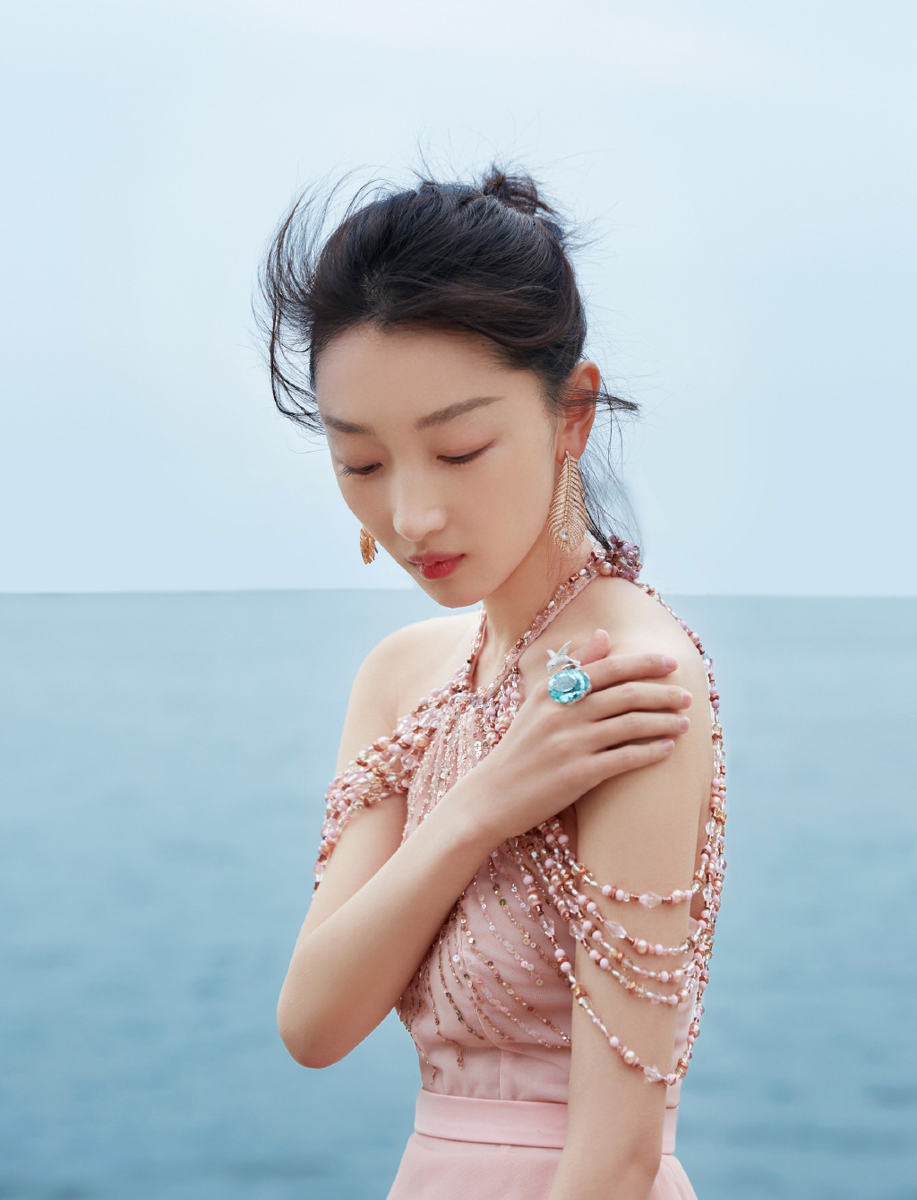 中国内地影视河北省石家庄女演员周冬雨粉裙甜美高清桌面壁纸图片