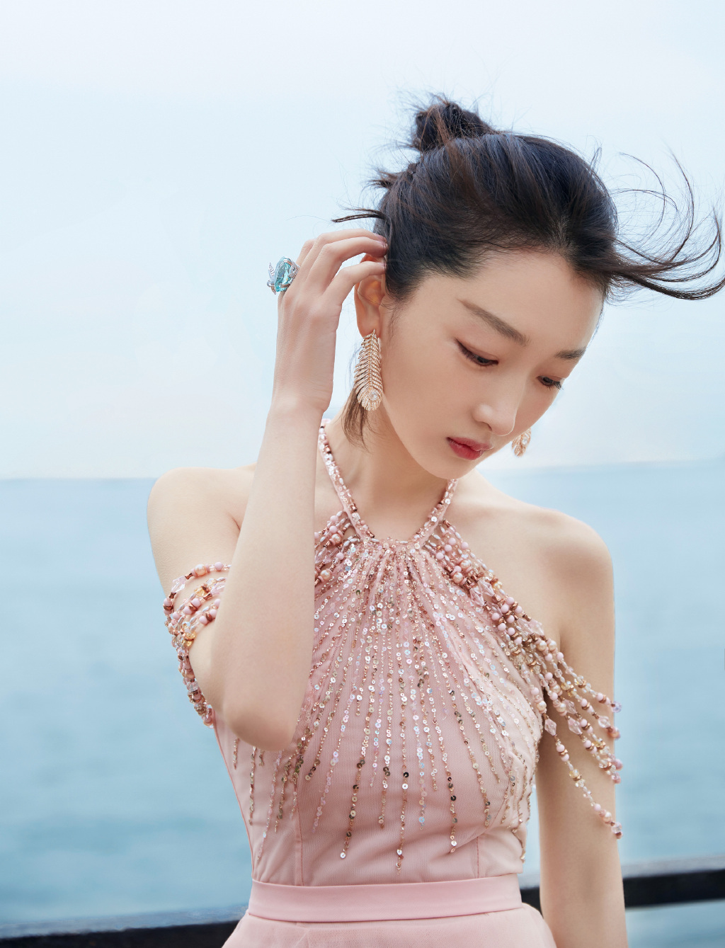 中国内地影视河北省石家庄女演员周冬雨粉裙甜美高清桌面壁纸图片