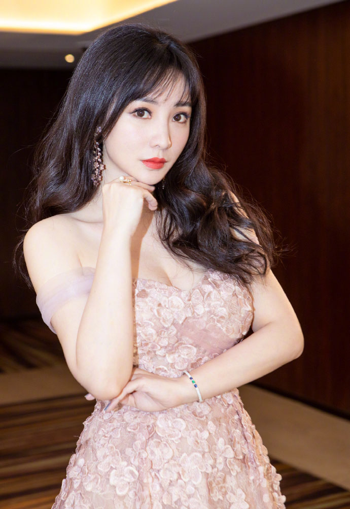 中国内地湖南衡阳女演员柳岩写真电脑桌面壁纸之网络美女图片