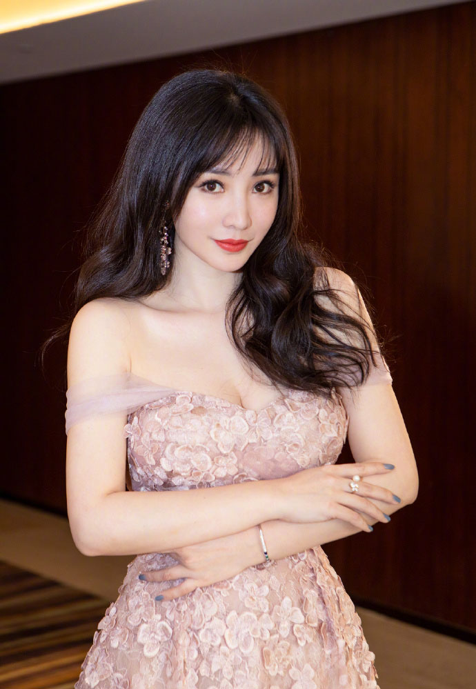 中国内地湖南衡阳女演员柳岩写真电脑桌面壁纸之网络美女图片