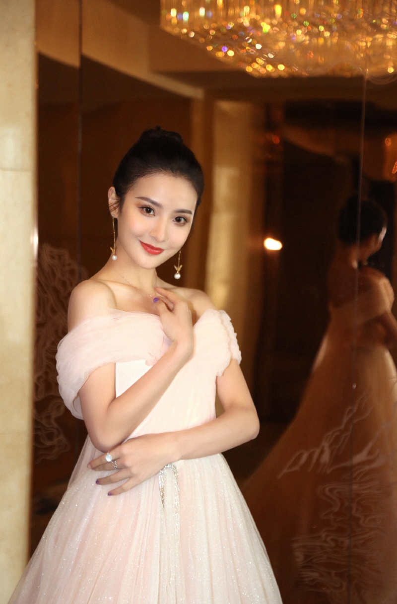 高清中国内地北京女演员赖雨濛性感光影写真图片图片