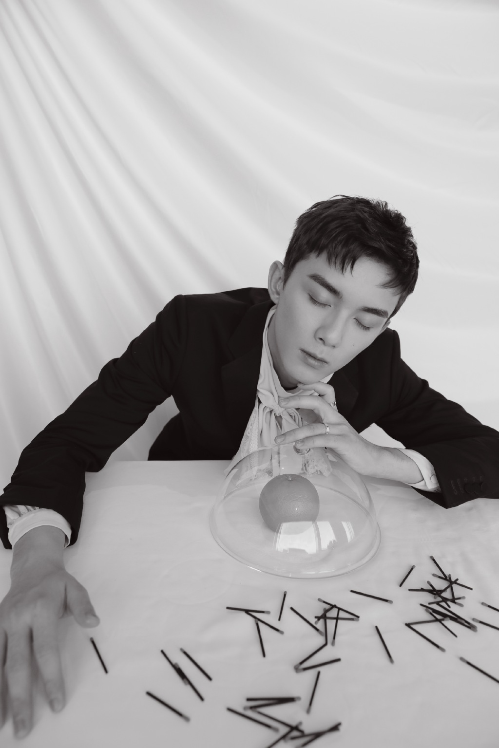 中国内地男演员吴磊黑色西装超帅写真图片图片