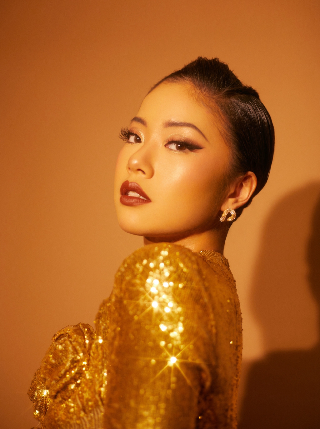 高清上海美女王菊亮红皮衣撩人写真图片图片