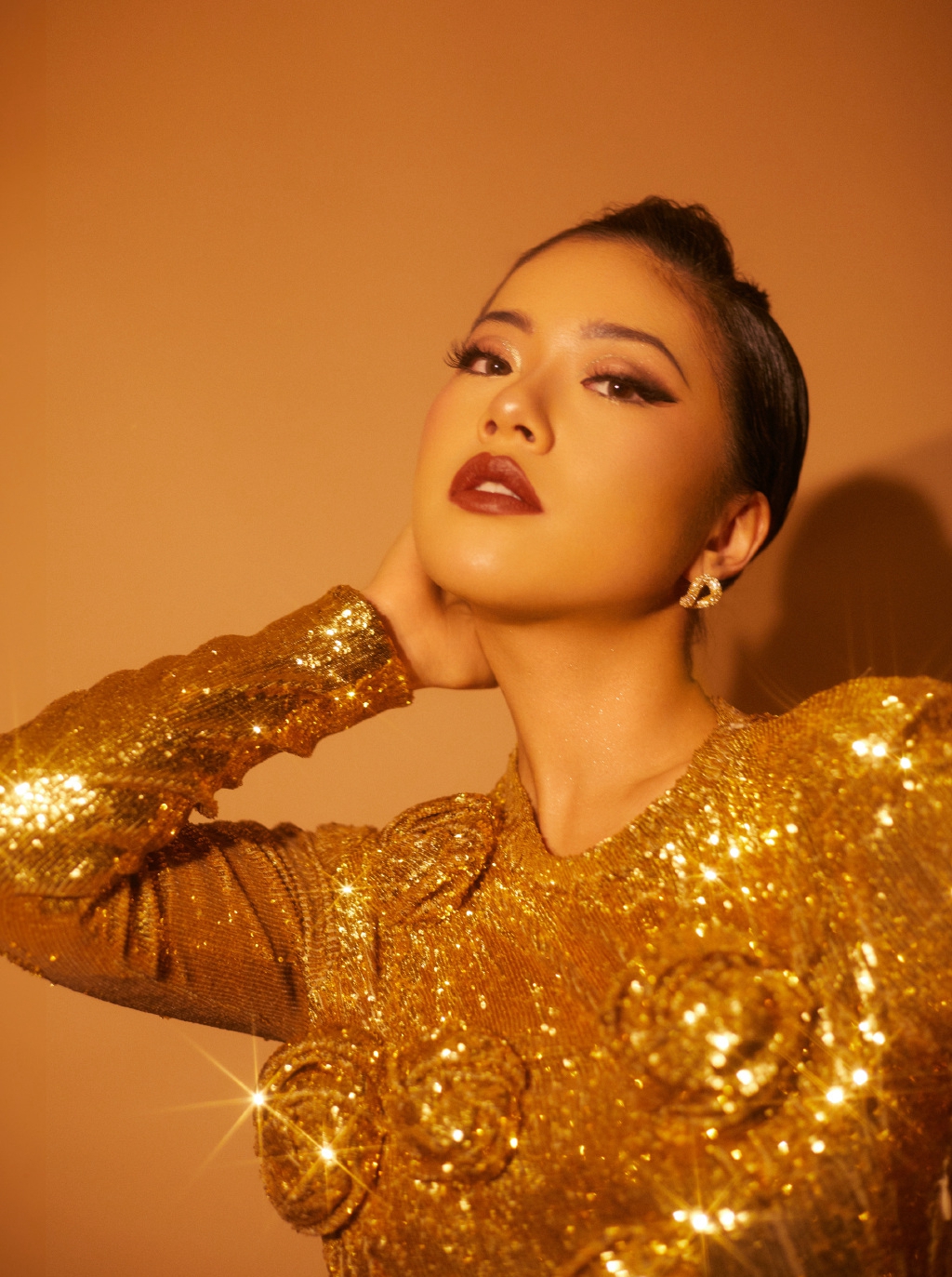 高清上海美女王菊亮红皮衣撩人写真图片图片